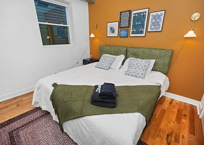 Modern 4br Pilsen Retreat Near Illinois Medical District & Downtown Chicago