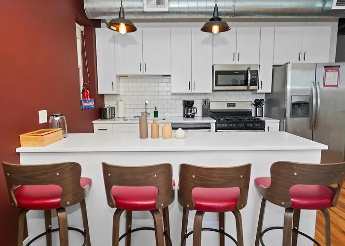 Modern 4br Pilsen Retreat Near Illinois Medical District & Downtown
