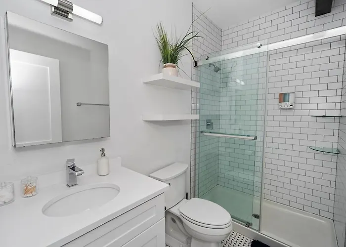 Modern 4br Pilsen Retreat Near Illinois Medical District & Downtown