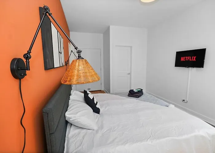 Modern 4br Pilsen Retreat Near Illinois Medical District & Downtown Appartement