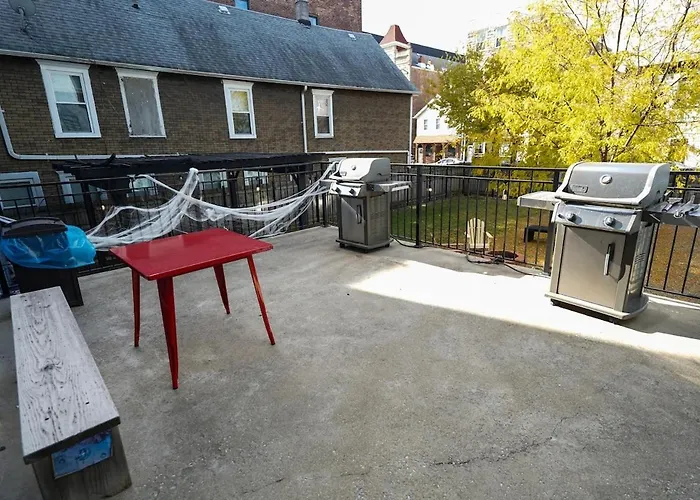 Modern 4br Pilsen Retreat Near Illinois Medical District & Downtown Chicago