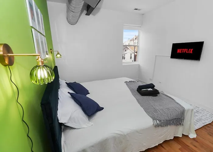 Modern 4br Pilsen Retreat Near Illinois Medical District & Downtown Chicago