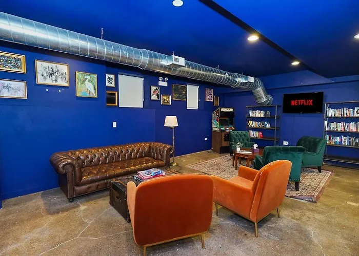 Modern 4br Pilsen Retreat Near Illinois Medical District & Downtown Chicago