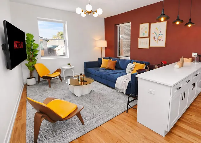 Modern 4br Pilsen Retreat Near Illinois Medical District & Downtown Chicago