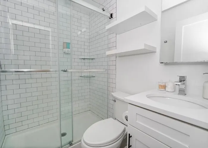 Modern 4br Pilsen Retreat Near Illinois Medical District & Downtown