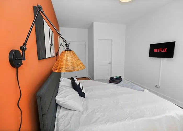 Modern 4br Pilsen Retreat Near Illinois Medical District & Downtown Апартаменты