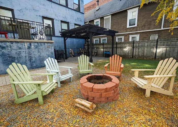 Апартаменты Modern 4br Pilsen Retreat Near Illinois Medical District & Downtown Чикаго